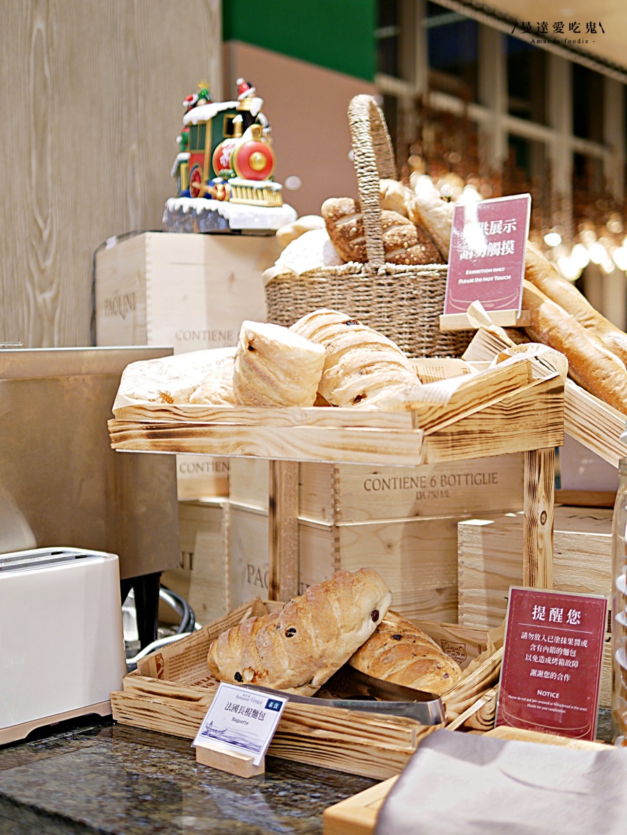 台南吃到飽｜200 道豪華海陸百匯吃到飽「福爾摩沙遊艇酒店 威尼斯自助餐廳」欣賞水岸風光享受度假氛圍！台南美食推薦｜安平美食推薦