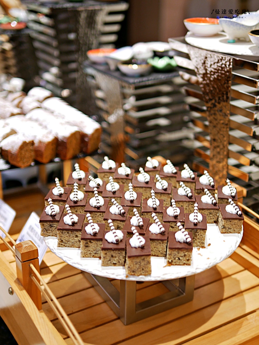 台南吃到飽｜200 道豪華海陸百匯吃到飽「福爾摩沙遊艇酒店 威尼斯自助餐廳」欣賞水岸風光享受度假氛圍！台南美食推薦｜安平美食推薦