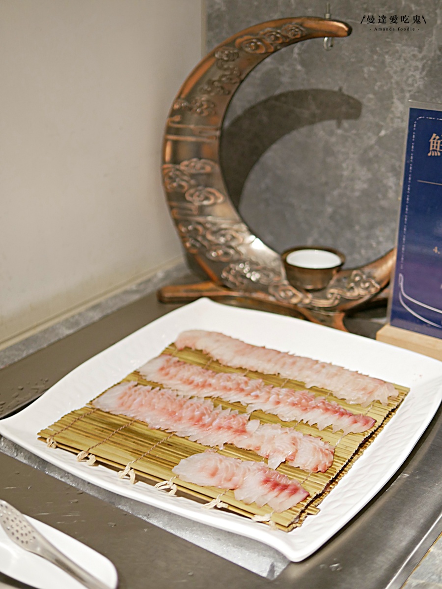 台南吃到飽｜200 道豪華海陸百匯吃到飽「福爾摩沙遊艇酒店 威尼斯自助餐廳」欣賞水岸風光享受度假氛圍！台南美食推薦｜安平美食推薦