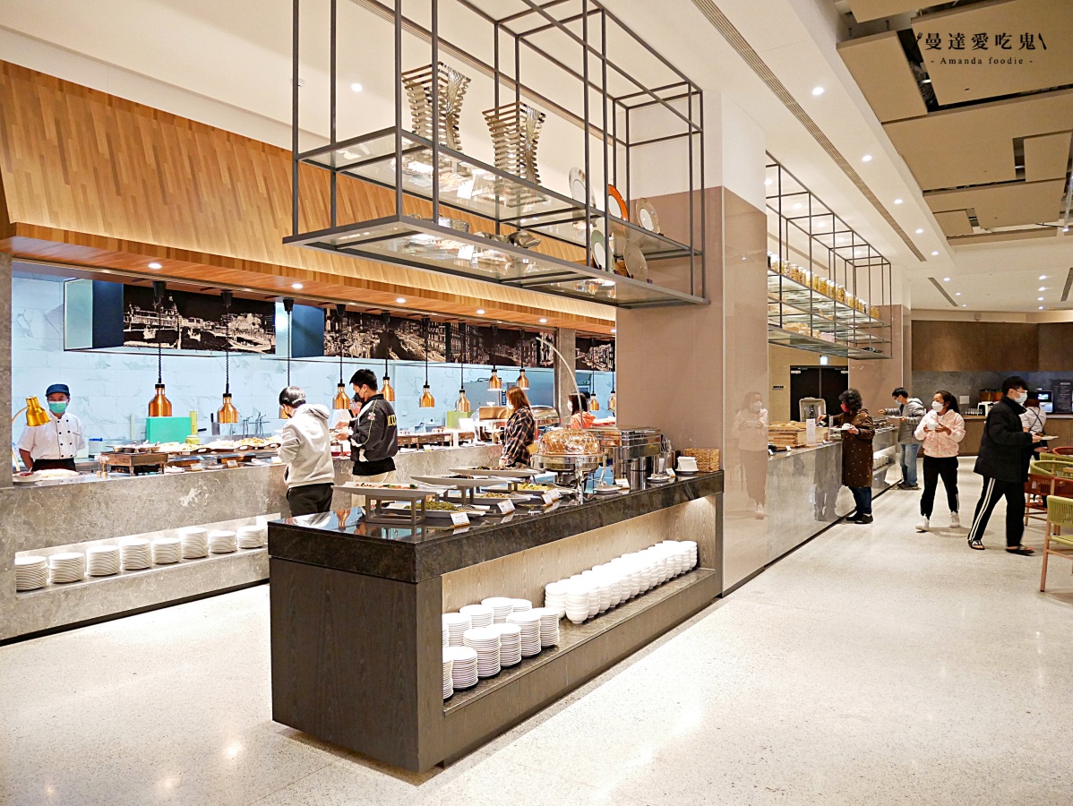 台南吃到飽｜200 道豪華海陸百匯吃到飽「福爾摩沙遊艇酒店 威尼斯自助餐廳」欣賞水岸風光享受度假氛圍！台南美食推薦｜安平美食推薦
