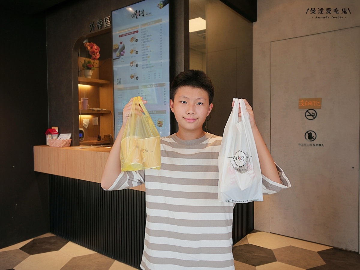 現點現做超涮嘴「明洞飯捲崇學店」台南東區人氣外帶飯捲，炸蝦與牛肉口味都好吃！台南外帶推薦｜台南東區美食