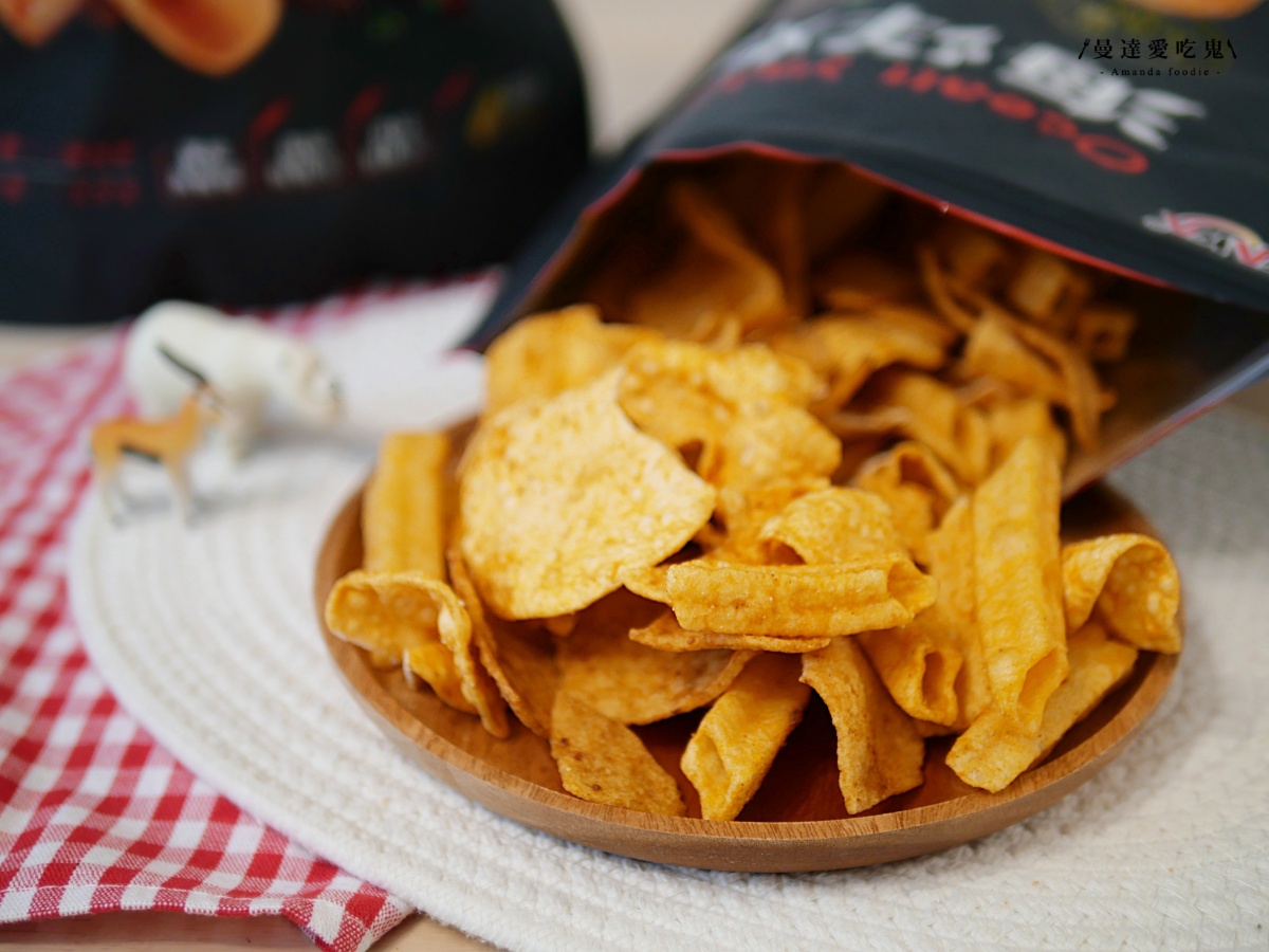 追劇新夥伴！酥脆涮嘴的海味零食開箱「KAKA海洋燒」金沙蝦球、十三香小龍蝦鹹香夠味，一吃就停不下來啦！