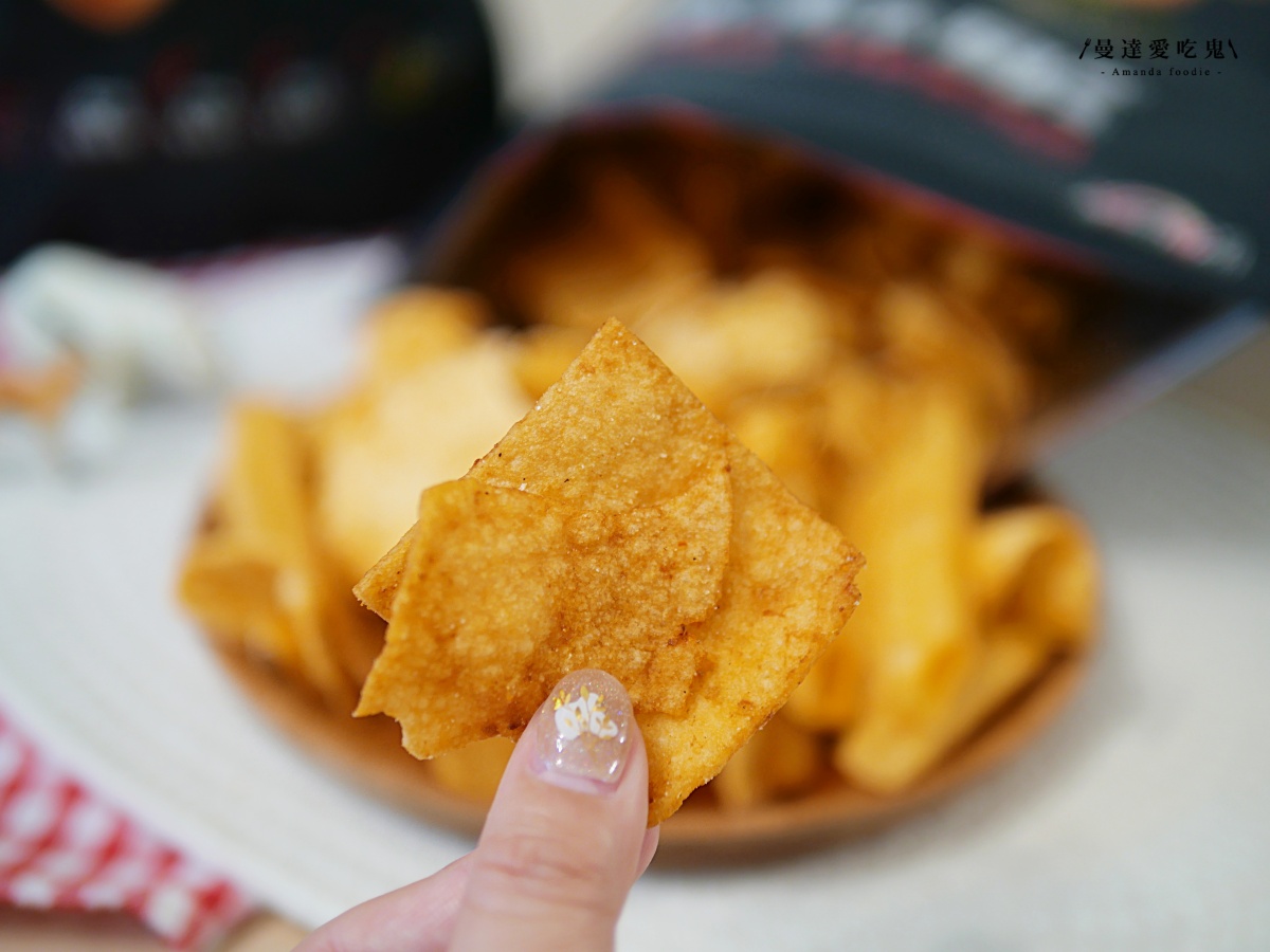 追劇新夥伴！酥脆涮嘴的海味零食開箱「KAKA海洋燒」金沙蝦球、十三香小龍蝦鹹香夠味，一吃就停不下來啦！