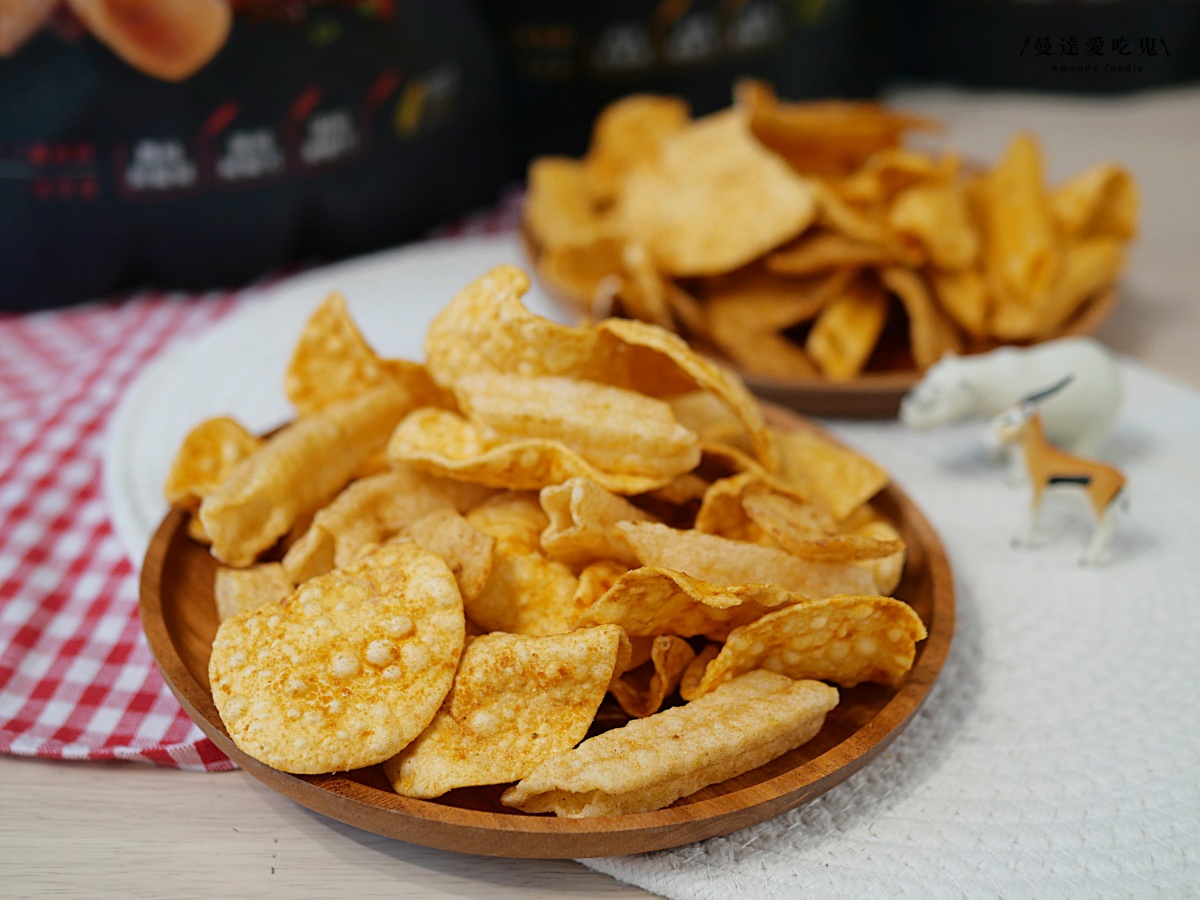 追劇新夥伴！酥脆涮嘴的海味零食開箱「KAKA海洋燒」金沙蝦球、十三香小龍蝦鹹香夠味，一吃就停不下來啦！