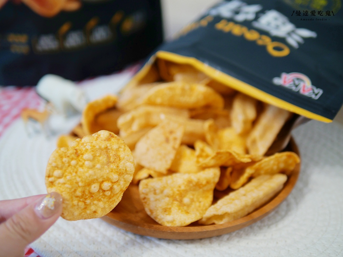 追劇新夥伴！酥脆涮嘴的海味零食開箱「KAKA海洋燒」金沙蝦球、十三香小龍蝦鹹香夠味，一吃就停不下來啦！
