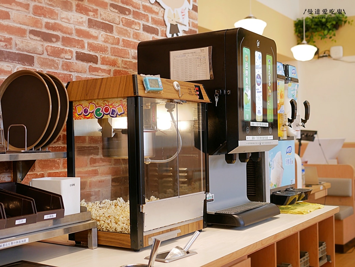 日系家庭餐廳享受平價定食與霜淇淋甜點時光「Joyfull台灣珍有福台南東門店」內用享自助吧飲品、爆米花、米飯、味噌湯暢享！台南美食推薦｜台南聚餐推薦