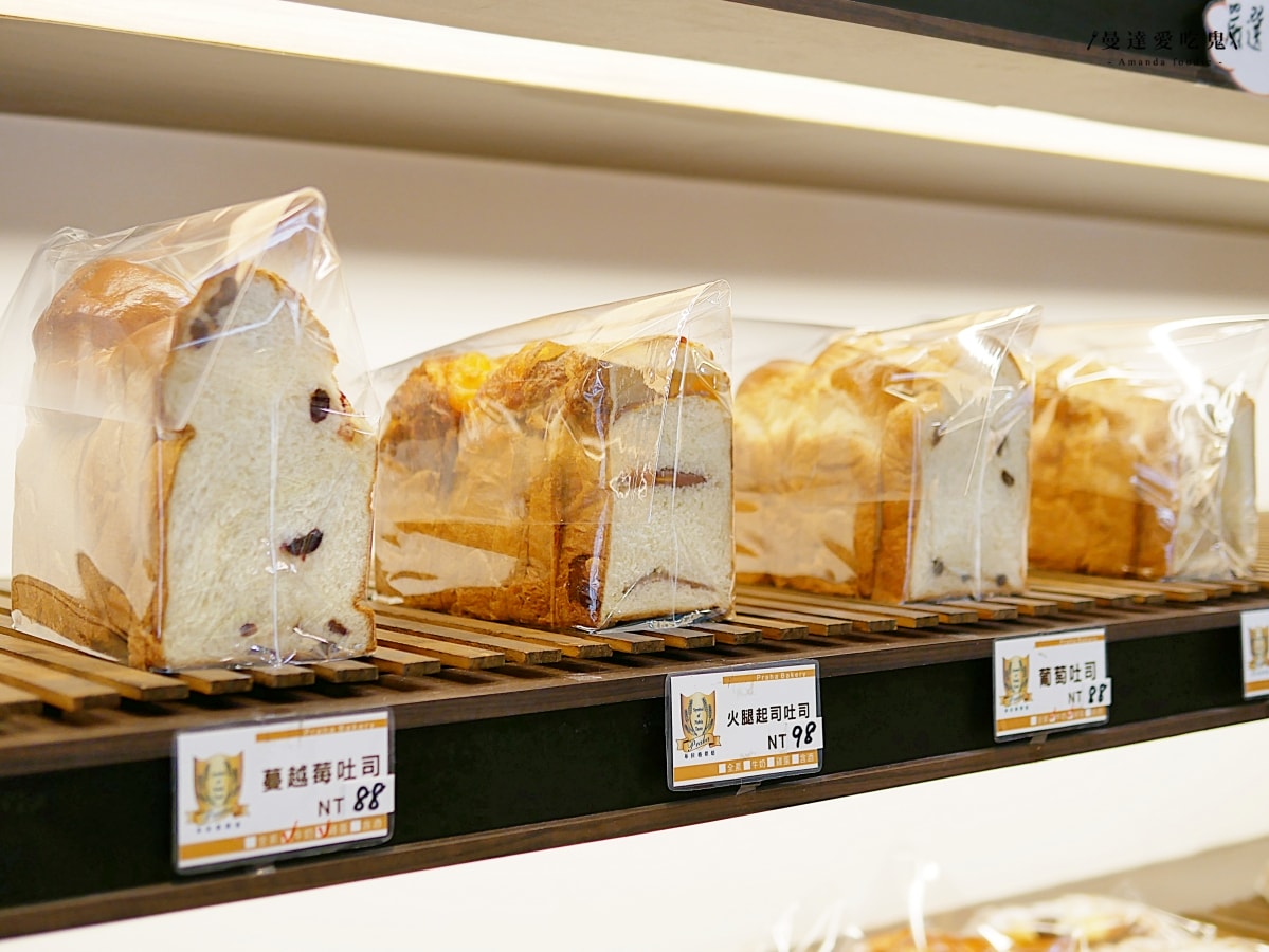 台南中西區｜芋頭控絕對不能錯過的酥香滋味「布拉格烘焙 」臨安路人氣可頌吃起來！台南麵包店推薦｜台南美食推薦
