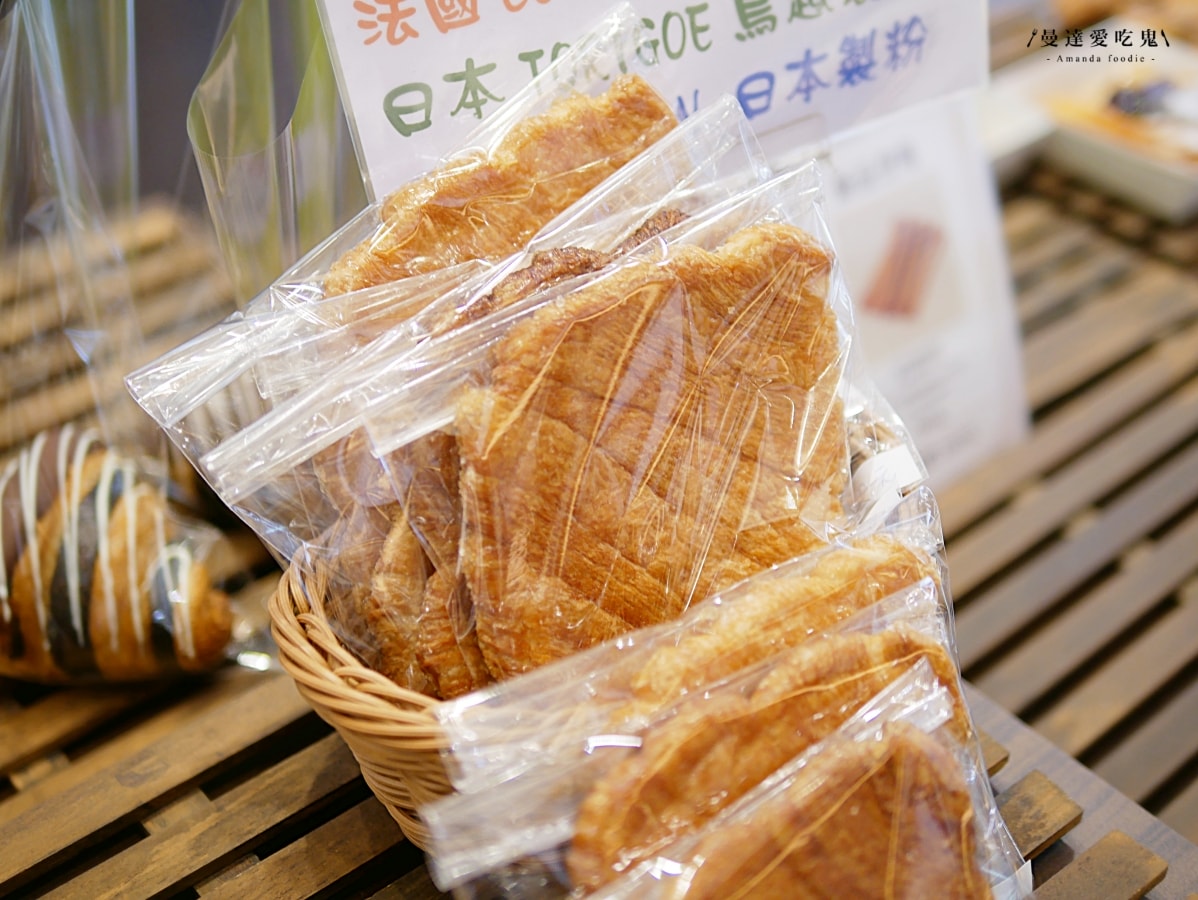 台南中西區｜芋頭控絕對不能錯過的酥香滋味「布拉格烘焙 」臨安路人氣可頌吃起來！台南麵包店推薦｜台南美食推薦