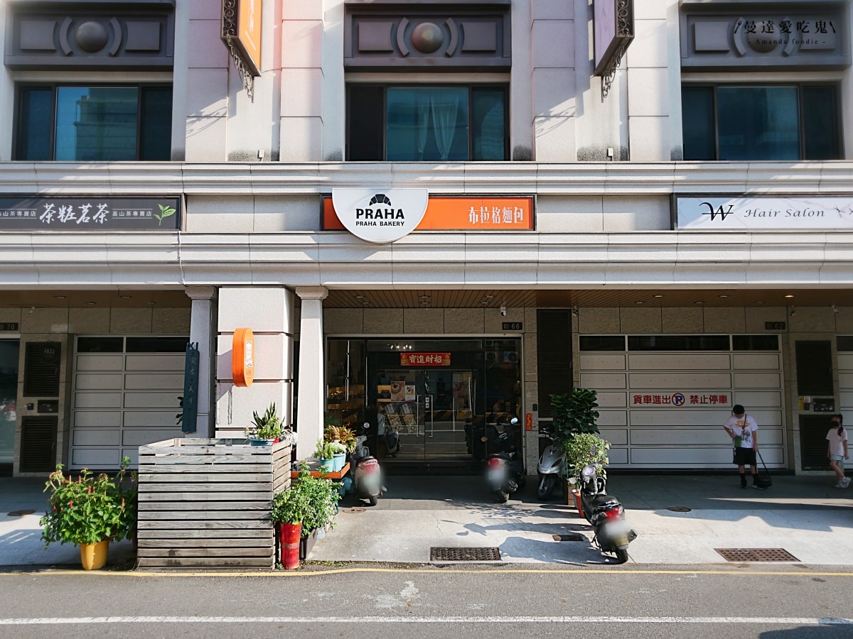台南中西區｜芋頭控絕對不能錯過的酥香滋味「布拉格烘焙 」臨安路人氣可頌吃起來！台南麵包店推薦｜台南美食推薦