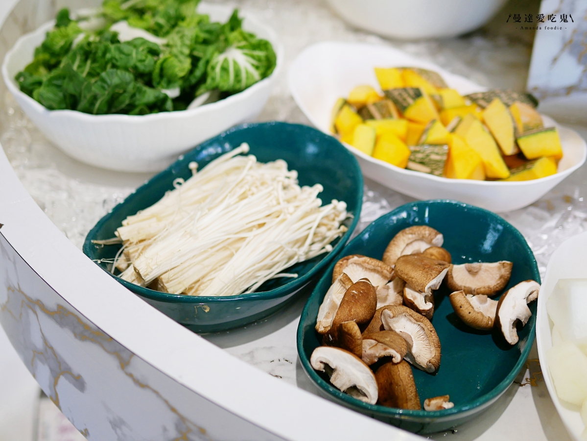 嘉義火鍋推薦｜挑戰視覺與味蕾極限「馨月鍋物」100%鮮乳湯底、15盎司魔王肉盤，CP值爆表的海陸饗宴！嘉義聚餐推薦｜嘉義宵夜推薦