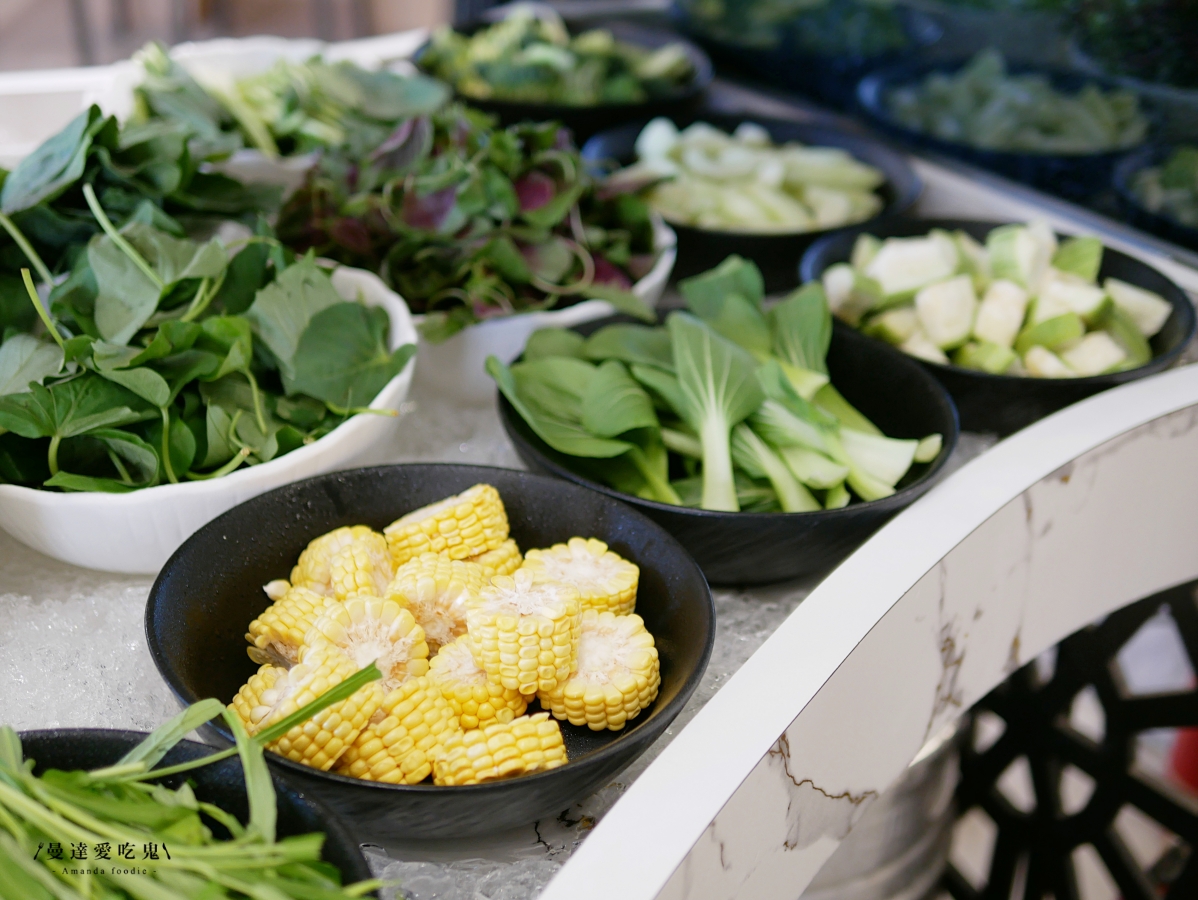 嘉義火鍋推薦｜挑戰視覺與味蕾極限「馨月鍋物」100%鮮乳湯底、15盎司魔王肉盤，CP值爆表的海陸饗宴！嘉義聚餐推薦｜嘉義宵夜推薦