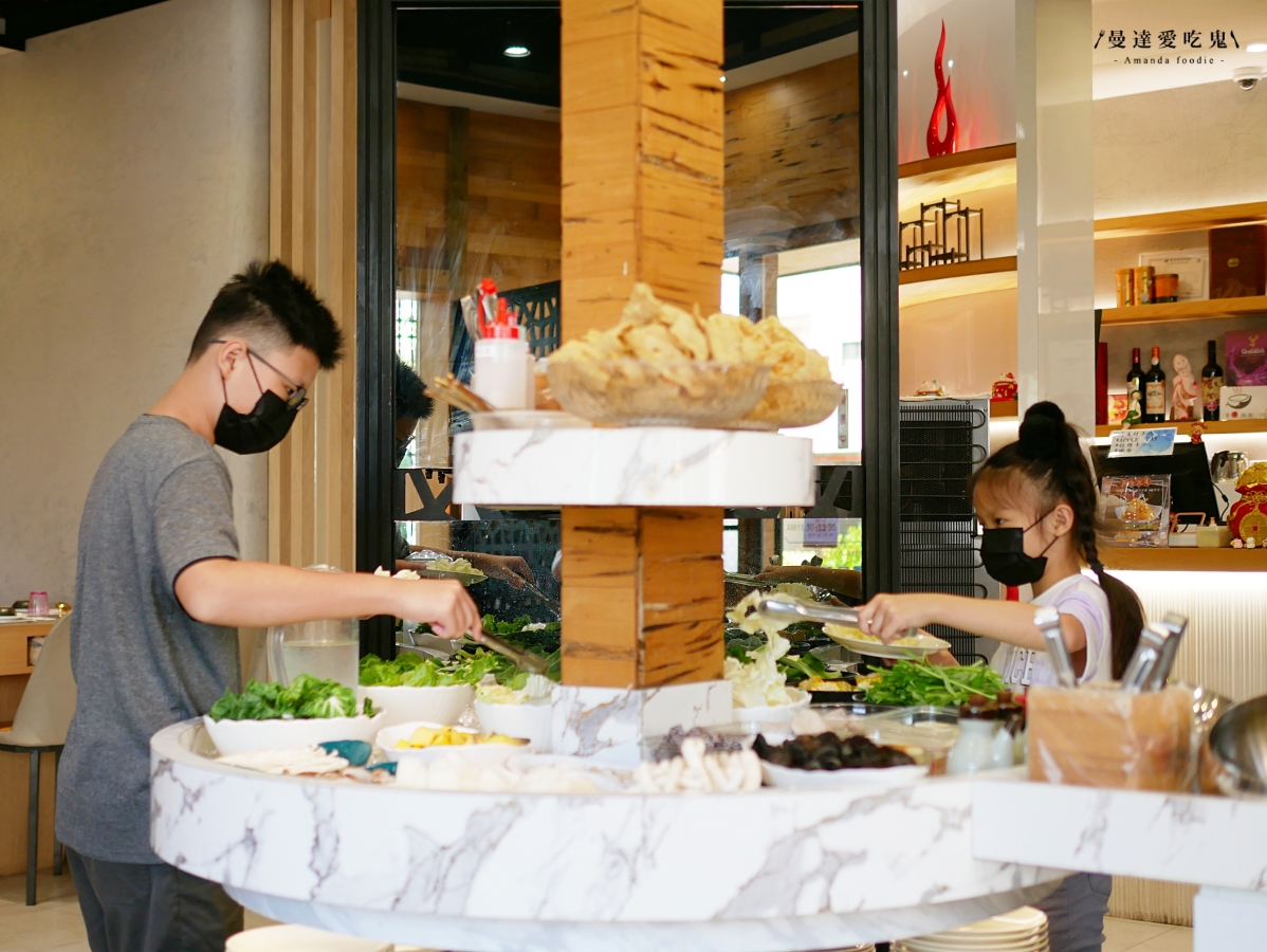 嘉義火鍋推薦｜挑戰視覺與味蕾極限「馨月鍋物」100%鮮乳湯底、15盎司魔王肉盤，CP值爆表的海陸饗宴！嘉義聚餐推薦｜嘉義宵夜推薦