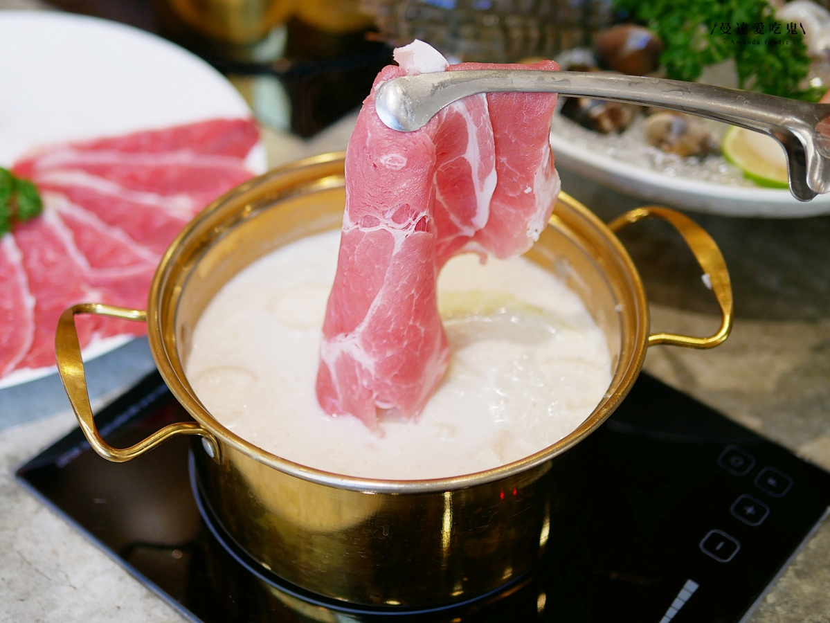 嘉義火鍋推薦｜挑戰視覺與味蕾極限「馨月鍋物」100%鮮乳湯底、15盎司魔王肉盤，CP值爆表的海陸饗宴！嘉義聚餐推薦｜嘉義宵夜推薦