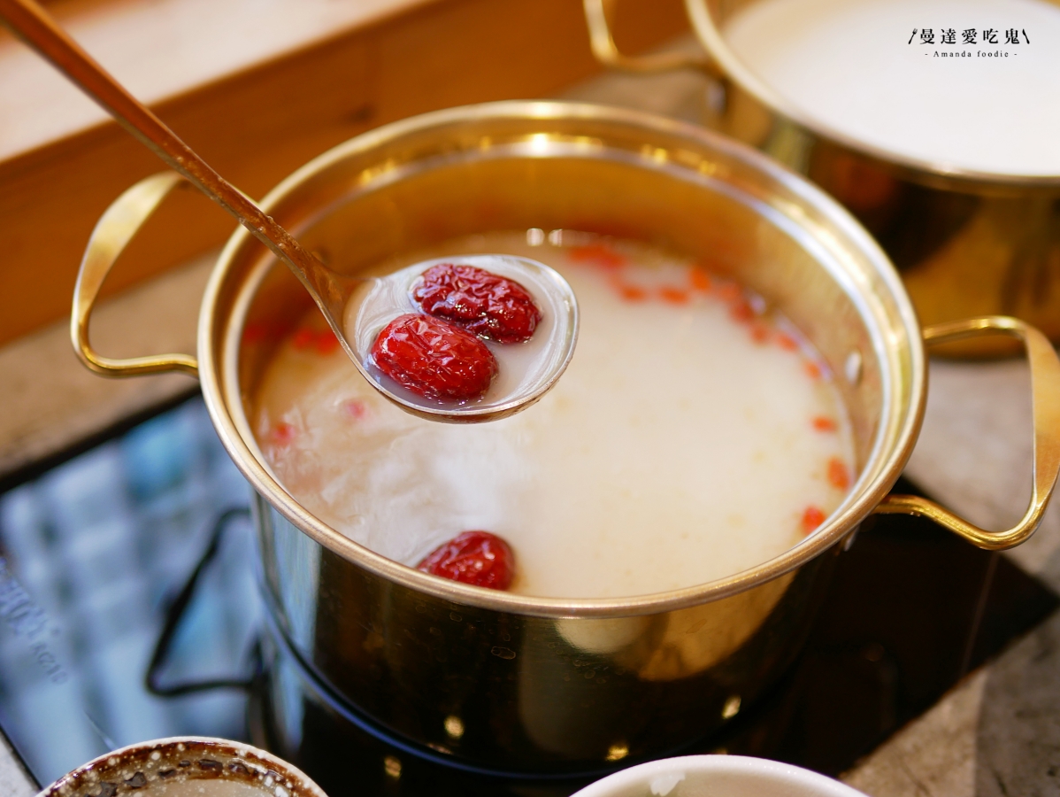 嘉義火鍋推薦｜挑戰視覺與味蕾極限「馨月鍋物」100%鮮乳湯底、15盎司魔王肉盤，CP值爆表的海陸饗宴！嘉義聚餐推薦｜嘉義宵夜推薦