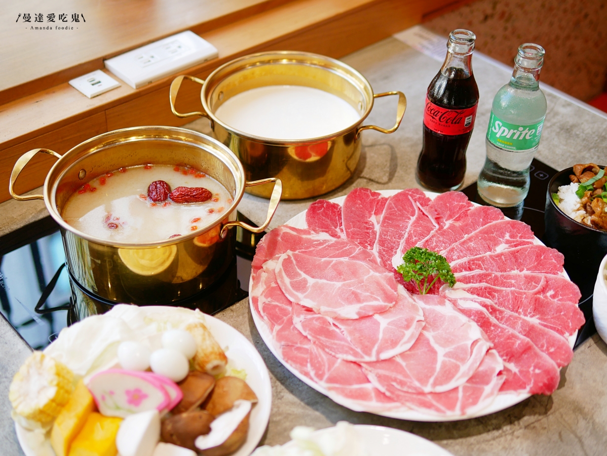 嘉義火鍋推薦｜挑戰視覺與味蕾極限「馨月鍋物」100%鮮乳湯底、15盎司魔王肉盤，CP值爆表的海陸饗宴！嘉義聚餐推薦｜嘉義宵夜推薦