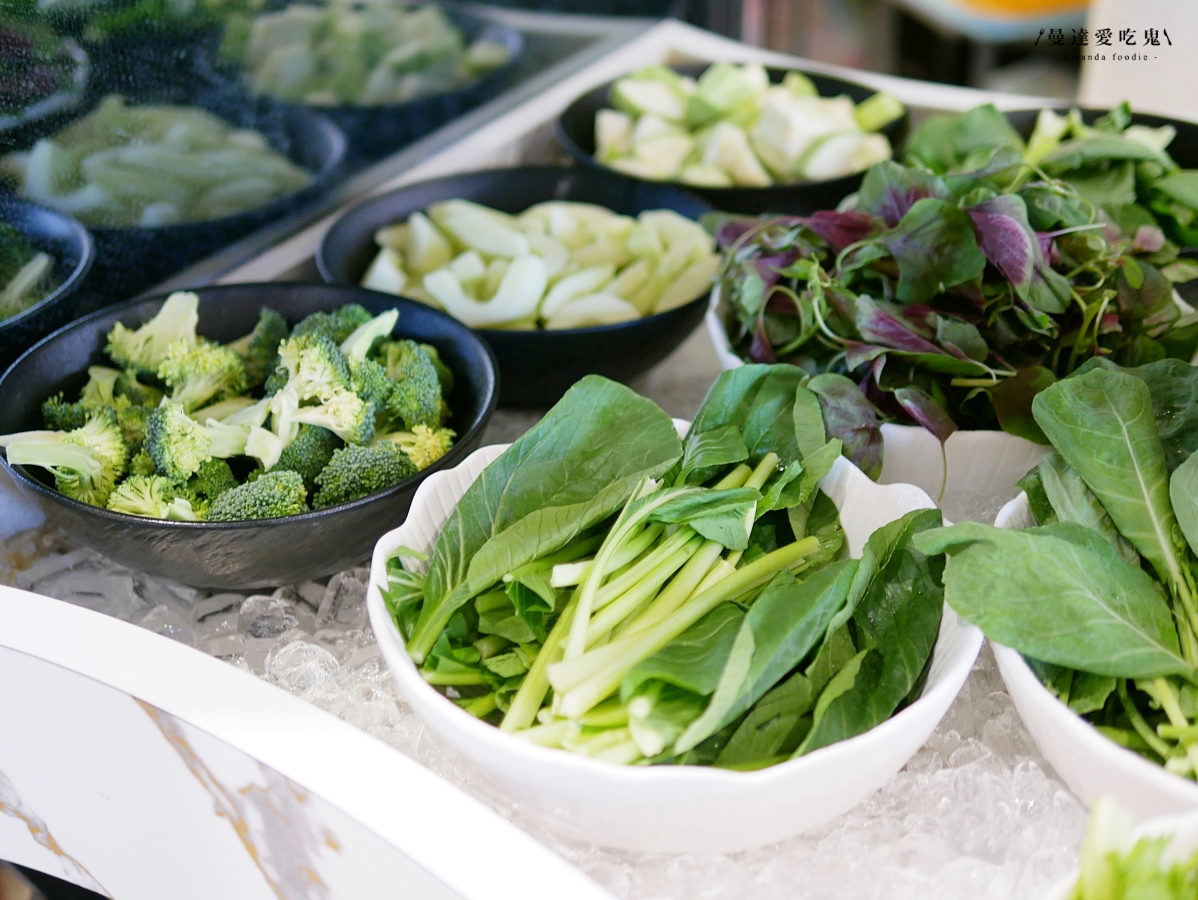 嘉義火鍋推薦｜挑戰視覺與味蕾極限「馨月鍋物」100%鮮乳湯底、15盎司魔王肉盤，CP值爆表的海陸饗宴！嘉義聚餐推薦｜嘉義宵夜推薦