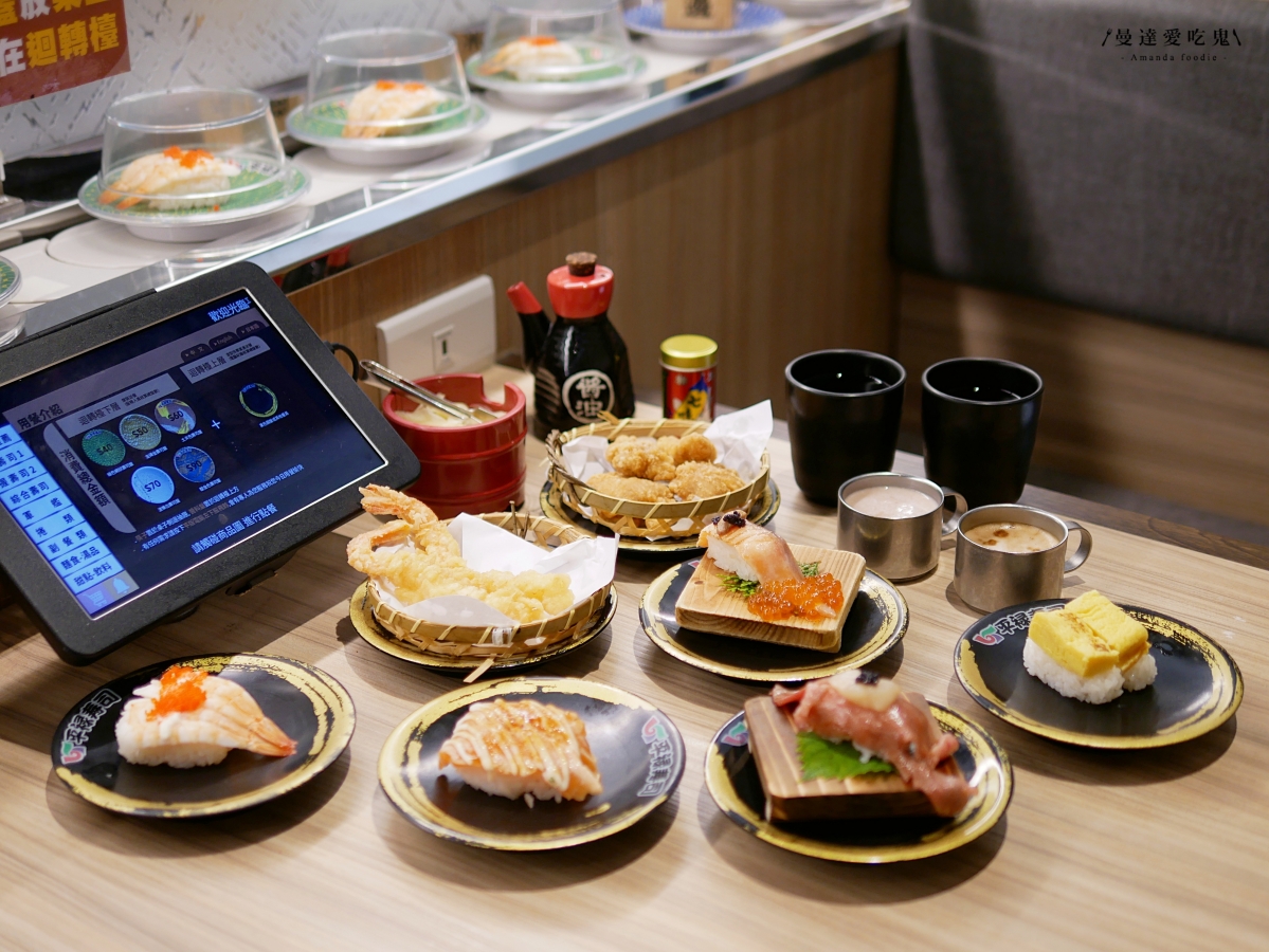 可愛送餐車、免費飲料吧與豐富日料壽司一次滿足「平禄壽司松竹店」可以許願跨出台中多開幾間分店嗎！？台中迴轉壽司｜北屯美食推薦