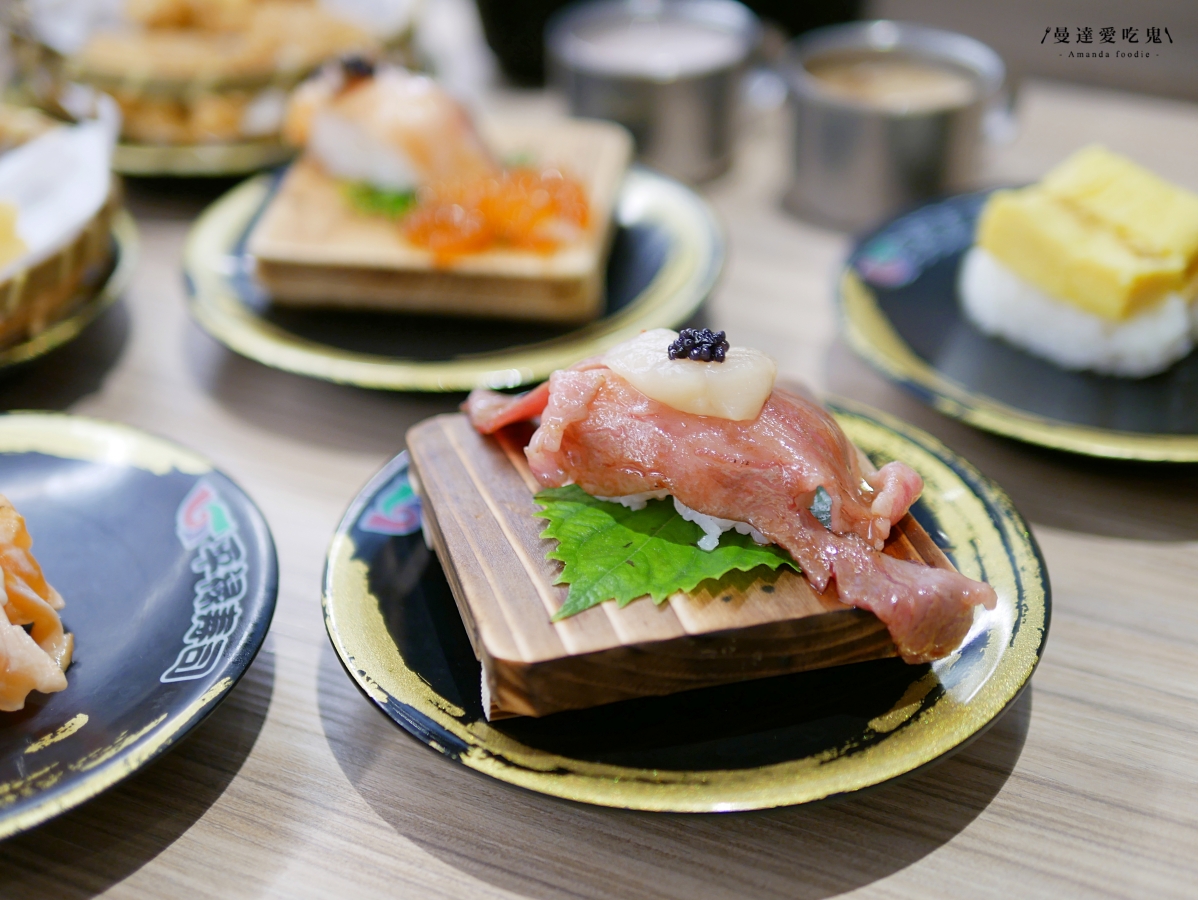 可愛送餐車、免費飲料吧與豐富日料壽司一次滿足「平禄壽司松竹店」可以許願跨出台中多開幾間分店嗎！？台中迴轉壽司｜北屯美食推薦
