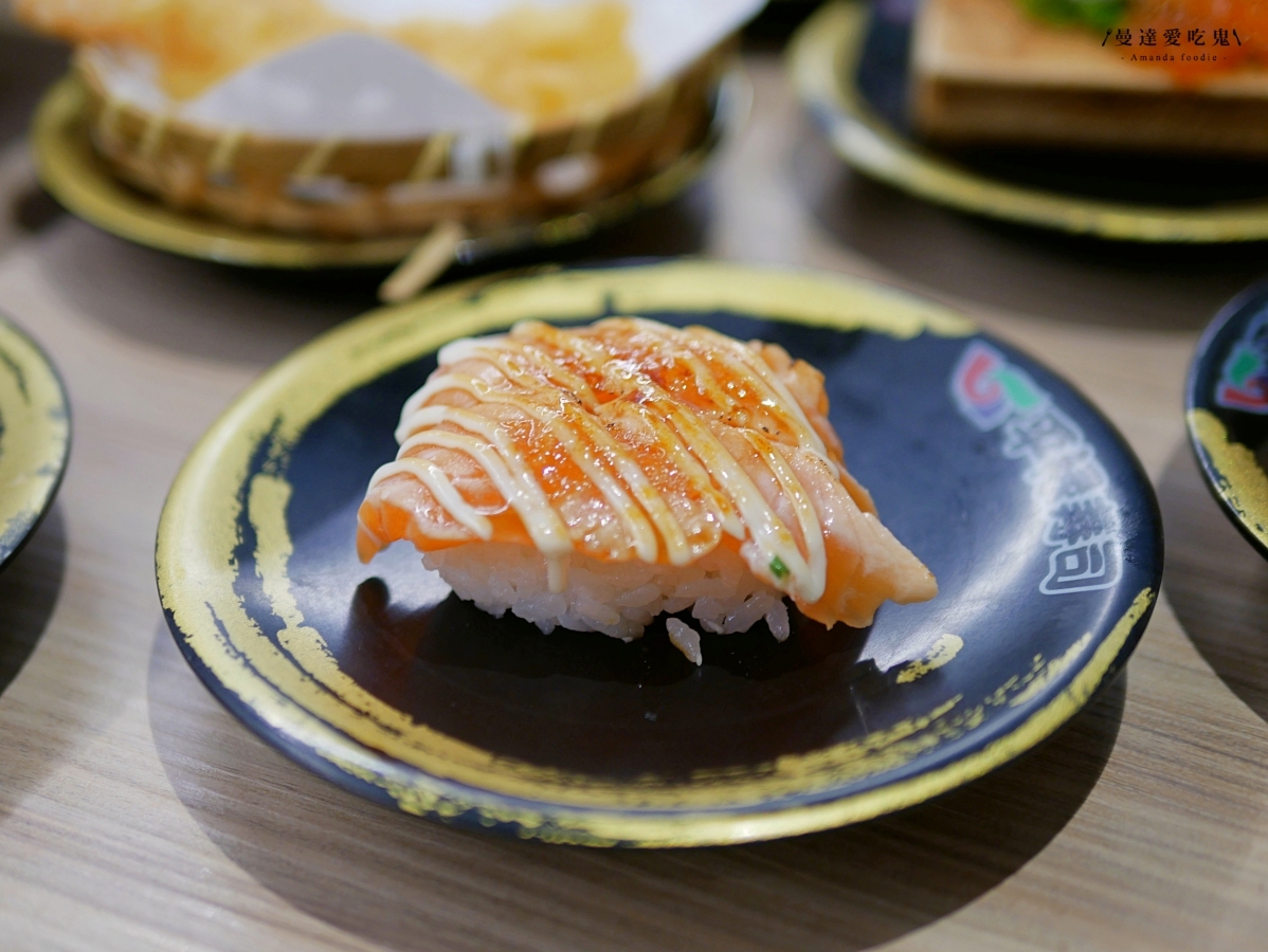 可愛送餐車、免費飲料吧與豐富日料壽司一次滿足「平禄壽司松竹店」可以許願跨出台中多開幾間分店嗎！？台中迴轉壽司｜北屯美食推薦