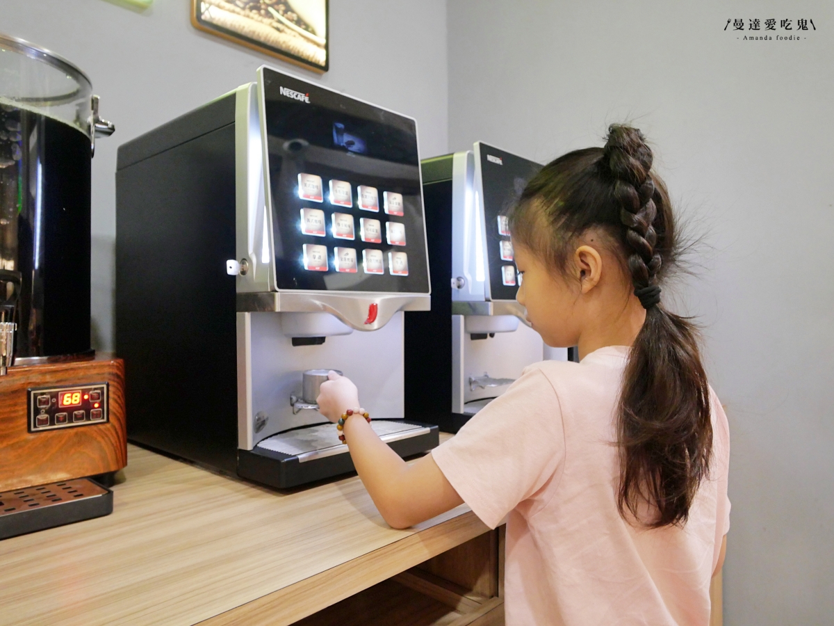 可愛送餐車、免費飲料吧與豐富日料壽司一次滿足「平禄壽司松竹店」可以許願跨出台中多開幾間分店嗎！？台中迴轉壽司｜北屯美食推薦