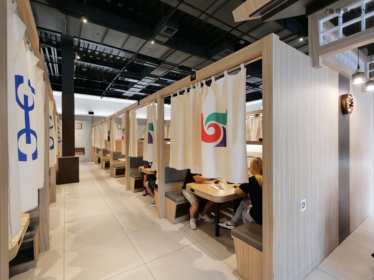 可愛送餐車、免費飲料吧與豐富日料壽司一次滿足「平禄壽司松竹店」可以許願跨出台中多開幾間分店嗎！？台中迴轉壽司｜北屯美食推薦