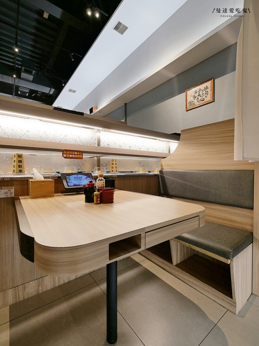 可愛送餐車、免費飲料吧與豐富日料壽司一次滿足「平禄壽司松竹店」可以許願跨出台中多開幾間分店嗎！？台中迴轉壽司｜北屯美食推薦