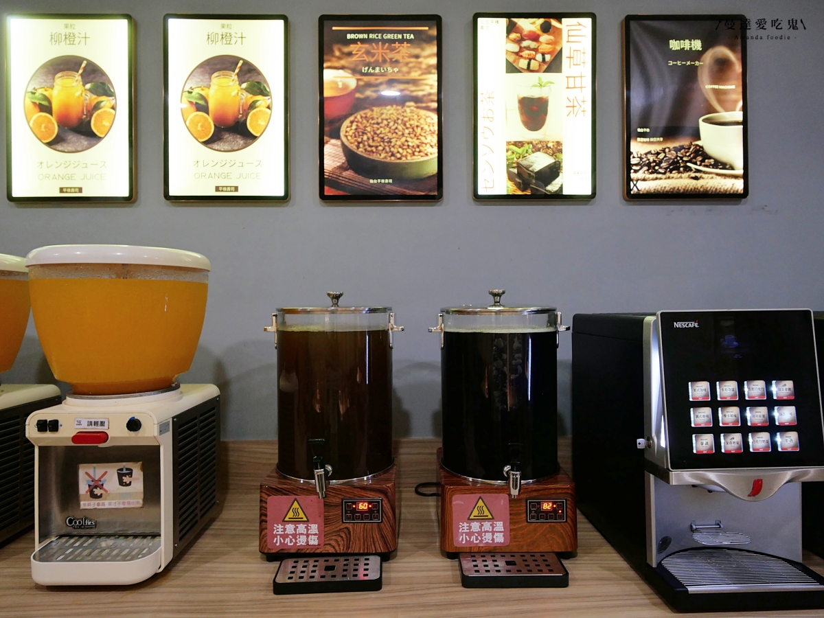 可愛送餐車、免費飲料吧與豐富日料壽司一次滿足「平禄壽司松竹店」可以許願跨出台中多開幾間分店嗎！？台中迴轉壽司｜北屯美食推薦