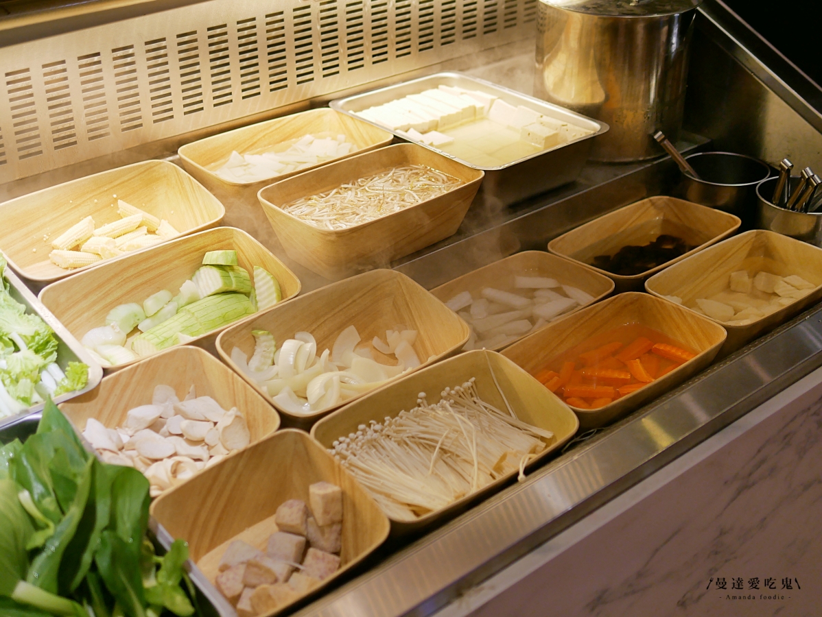 假日人潮不斷的自助吧吃到飽火鍋店「武鍋物北斗店」4小時蔬菜熬煮高湯清甜對味還免收服務費！彰化北斗美食｜彰化火鍋推薦