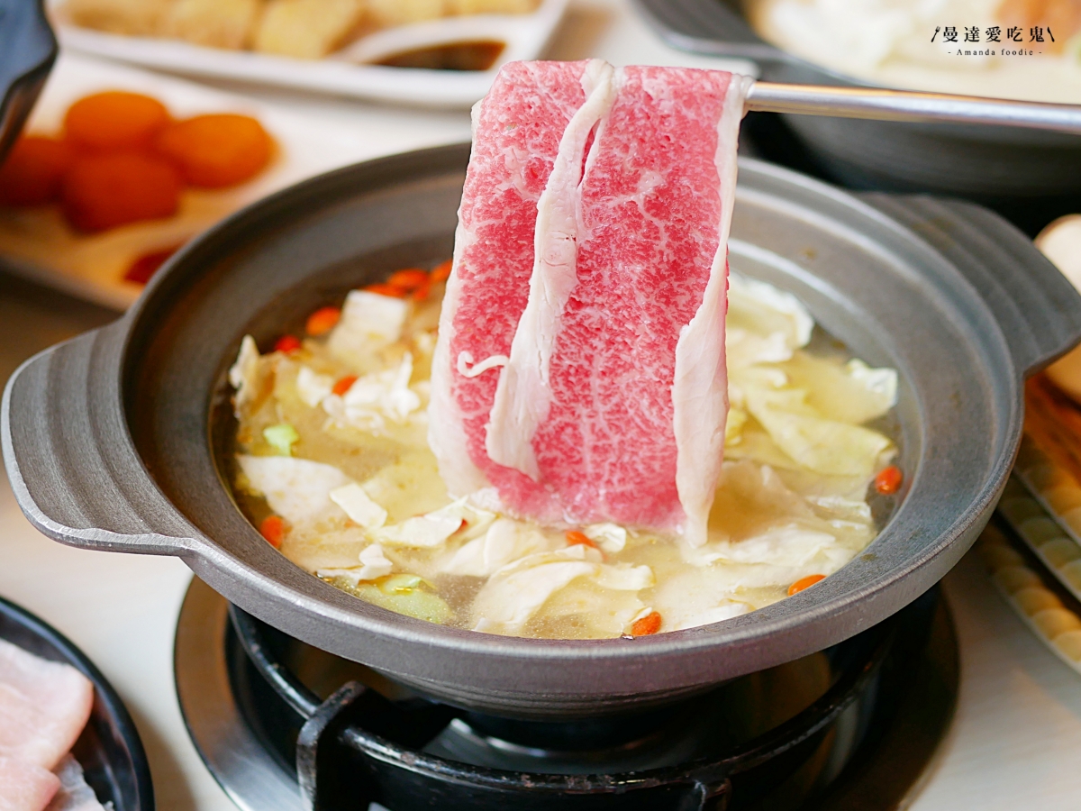 假日人潮不斷的自助吧吃到飽火鍋店「武鍋物北斗店」4小時蔬菜熬煮高湯清甜對味還免收服務費！彰化北斗美食｜彰化火鍋推薦