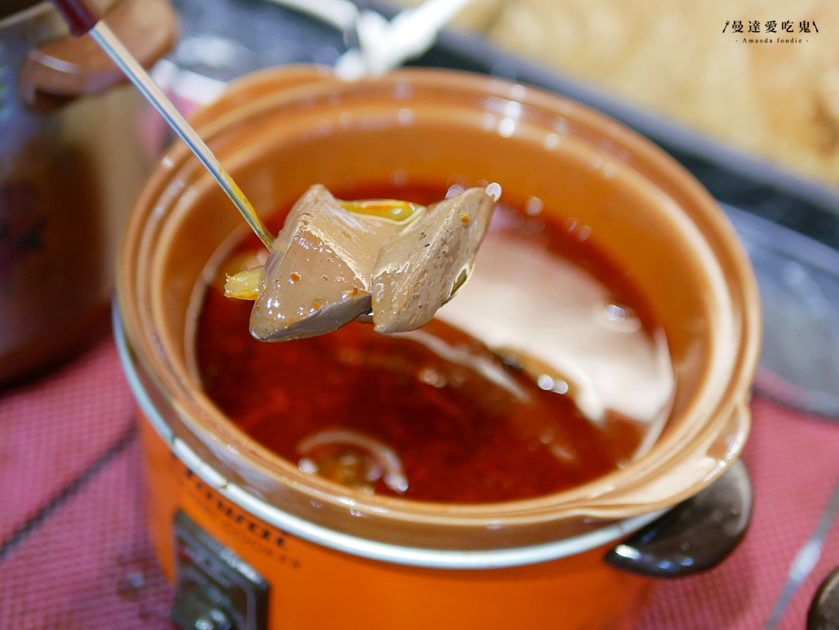 假日人潮不斷的自助吧吃到飽火鍋店「武鍋物北斗店」4小時蔬菜熬煮高湯清甜對味還免收服務費！彰化北斗美食｜彰化火鍋推薦