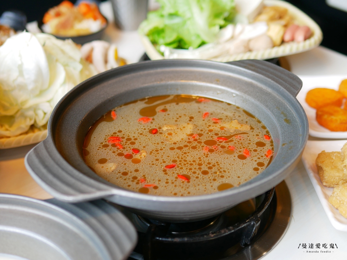 假日人潮不斷的自助吧吃到飽火鍋店「武鍋物北斗店」4小時蔬菜熬煮高湯清甜對味還免收服務費！彰化北斗美食｜彰化火鍋推薦