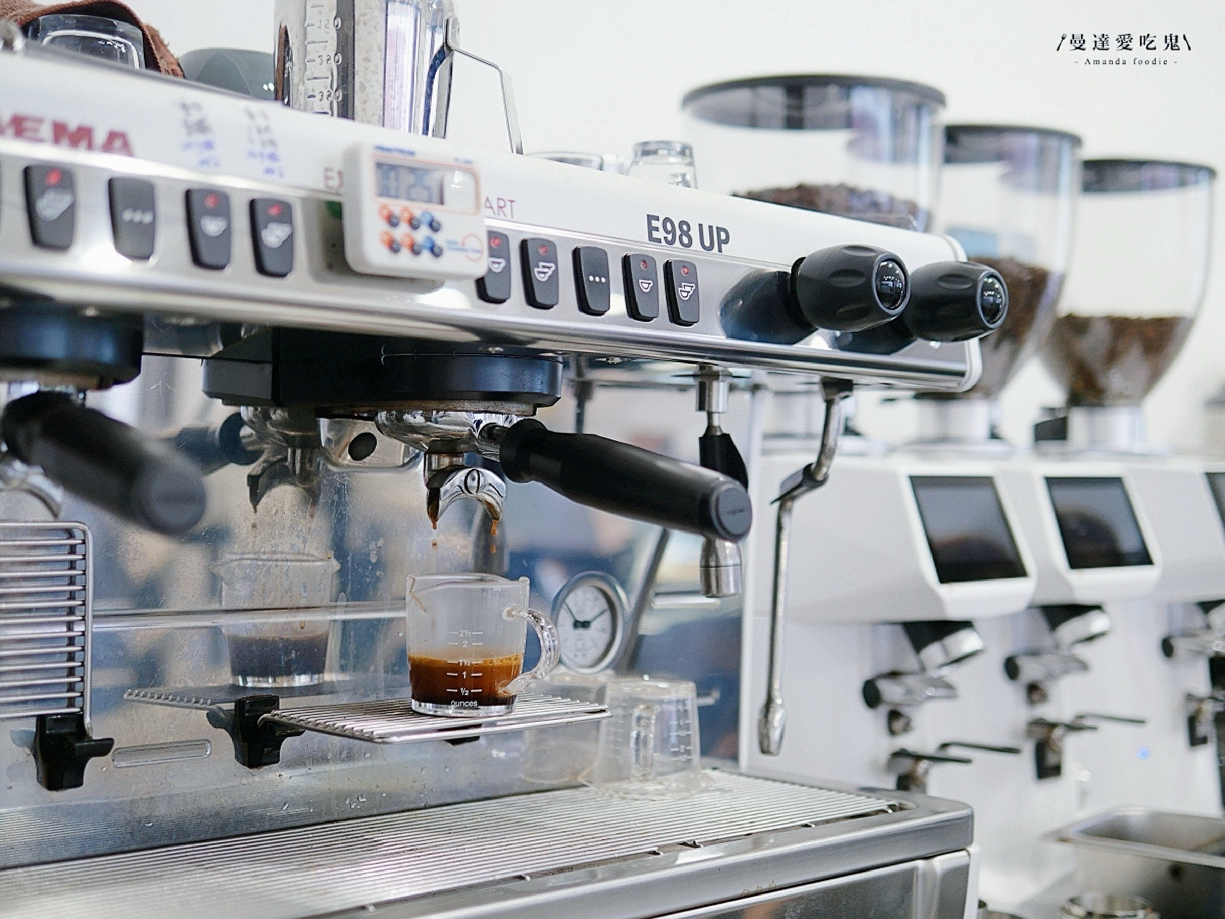 HWC 黑沃咖啡台中青河店｜北屯午後的藝伎香氣時光，精品手沖與法式甜點的溫柔邂逅！台中咖啡廳推薦｜台中下午茶推薦