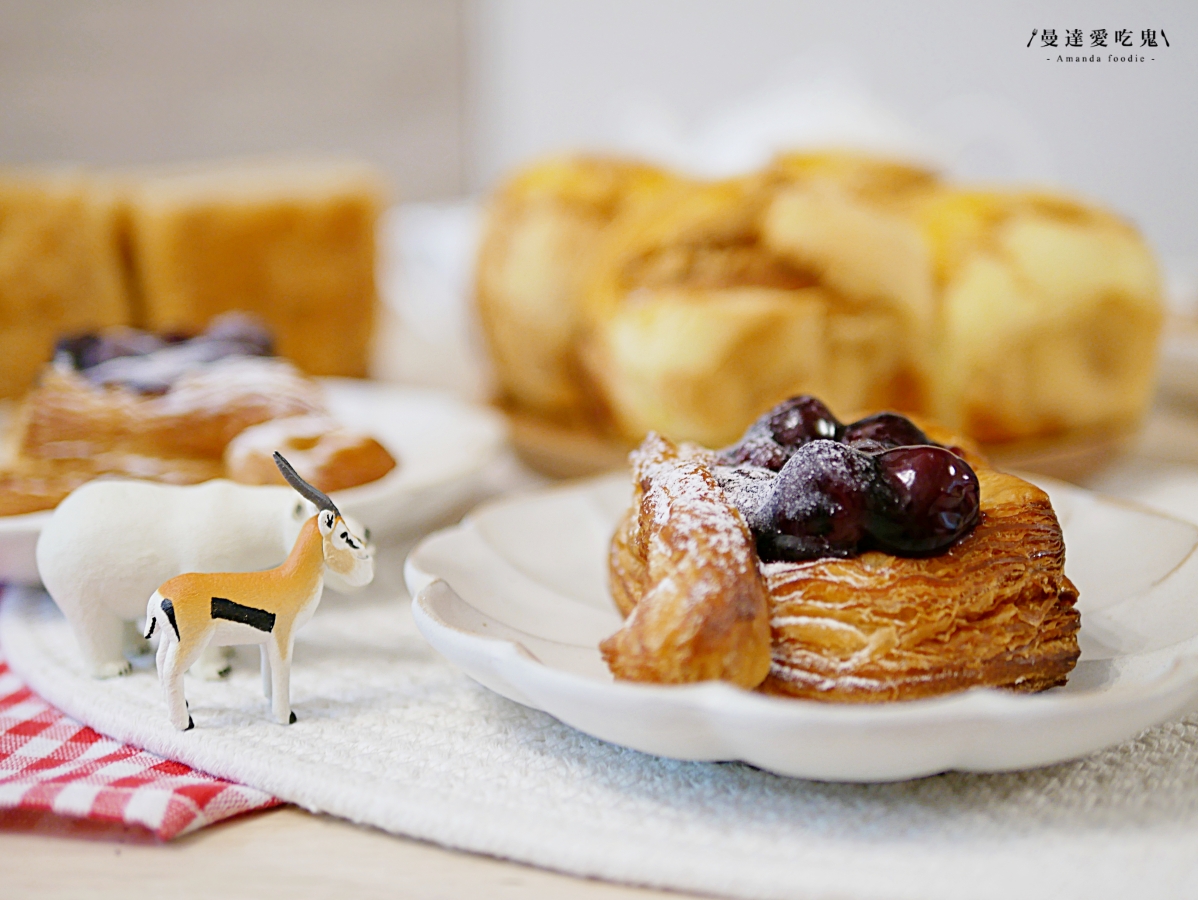 台南中西區|芋頭控絕對不能錯過的酥香滋味「布拉格烘焙 」臨安路人氣可頌吃起來!台南麵包店推薦|台南美食推薦 - 第18張圖