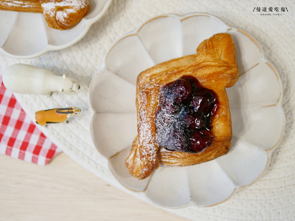 台南中西區|芋頭控絕對不能錯過的酥香滋味「布拉格烘焙 」臨安路人氣可頌吃起來!台南麵包店推薦|台南美食推薦 - 第17張圖