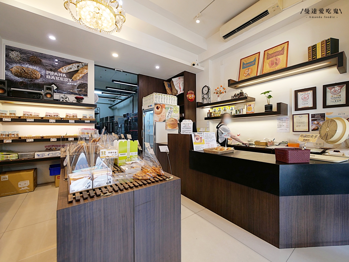 台南中西區|芋頭控絕對不能錯過的酥香滋味「布拉格烘焙 」臨安路人氣可頌吃起來!台南麵包店推薦|台南美食推薦 - 第3張圖