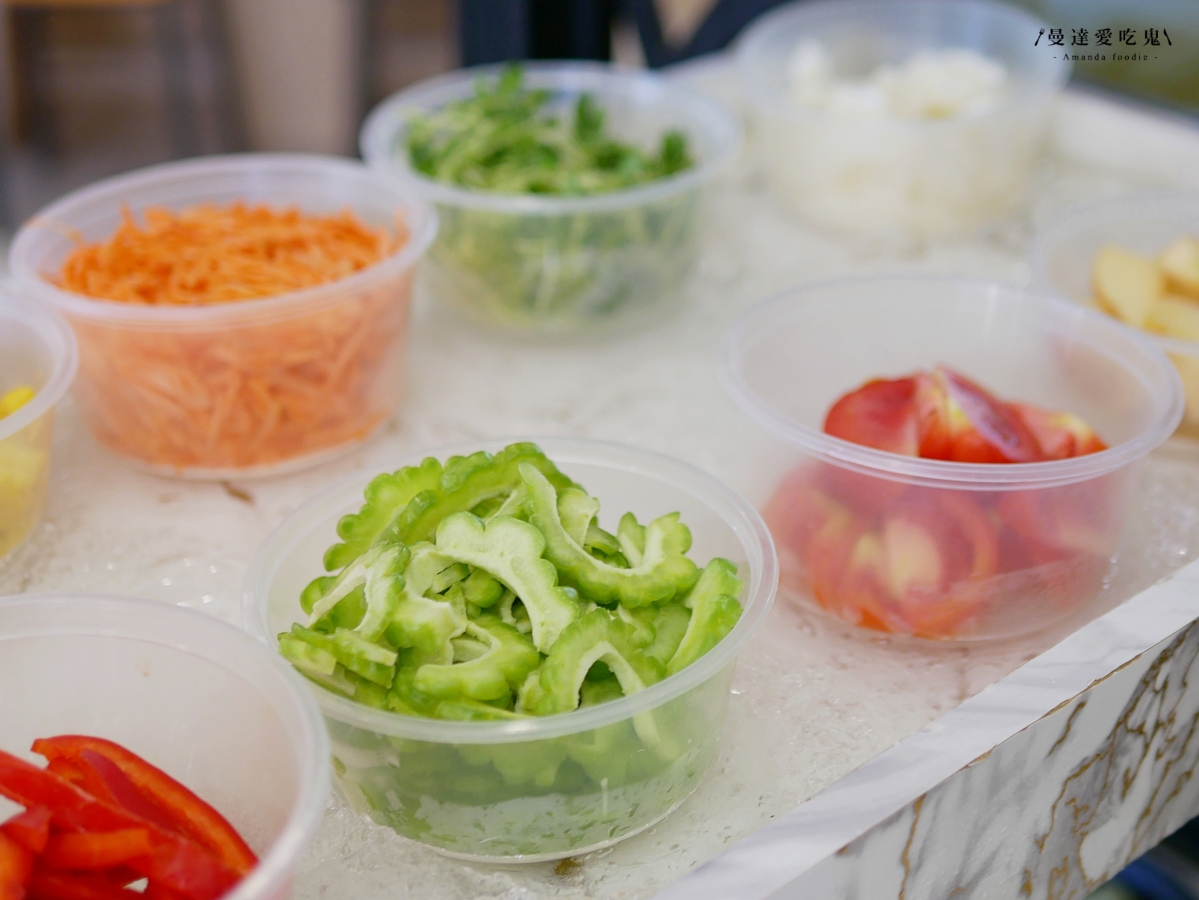 嘉義火鍋推薦|挑戰視覺與味蕾極限「馨月鍋物」100%鮮乳湯底、15盎司魔王肉盤,CP值爆表的海陸饗宴!嘉義聚餐推薦|嘉義宵夜推薦 - 第14張圖