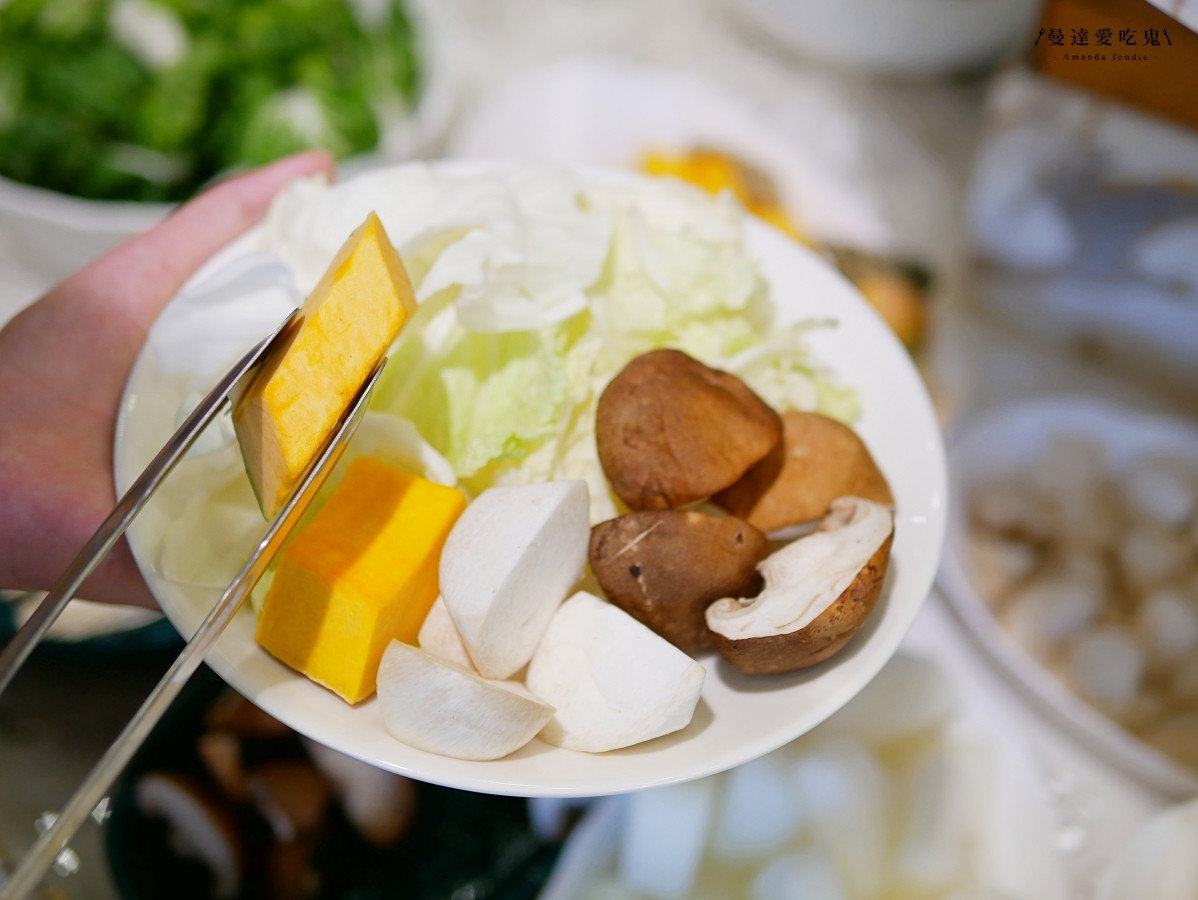 嘉義火鍋推薦|挑戰視覺與味蕾極限「馨月鍋物」100%鮮乳湯底、15盎司魔王肉盤,CP值爆表的海陸饗宴!嘉義聚餐推薦|嘉義宵夜推薦 - 第11張圖