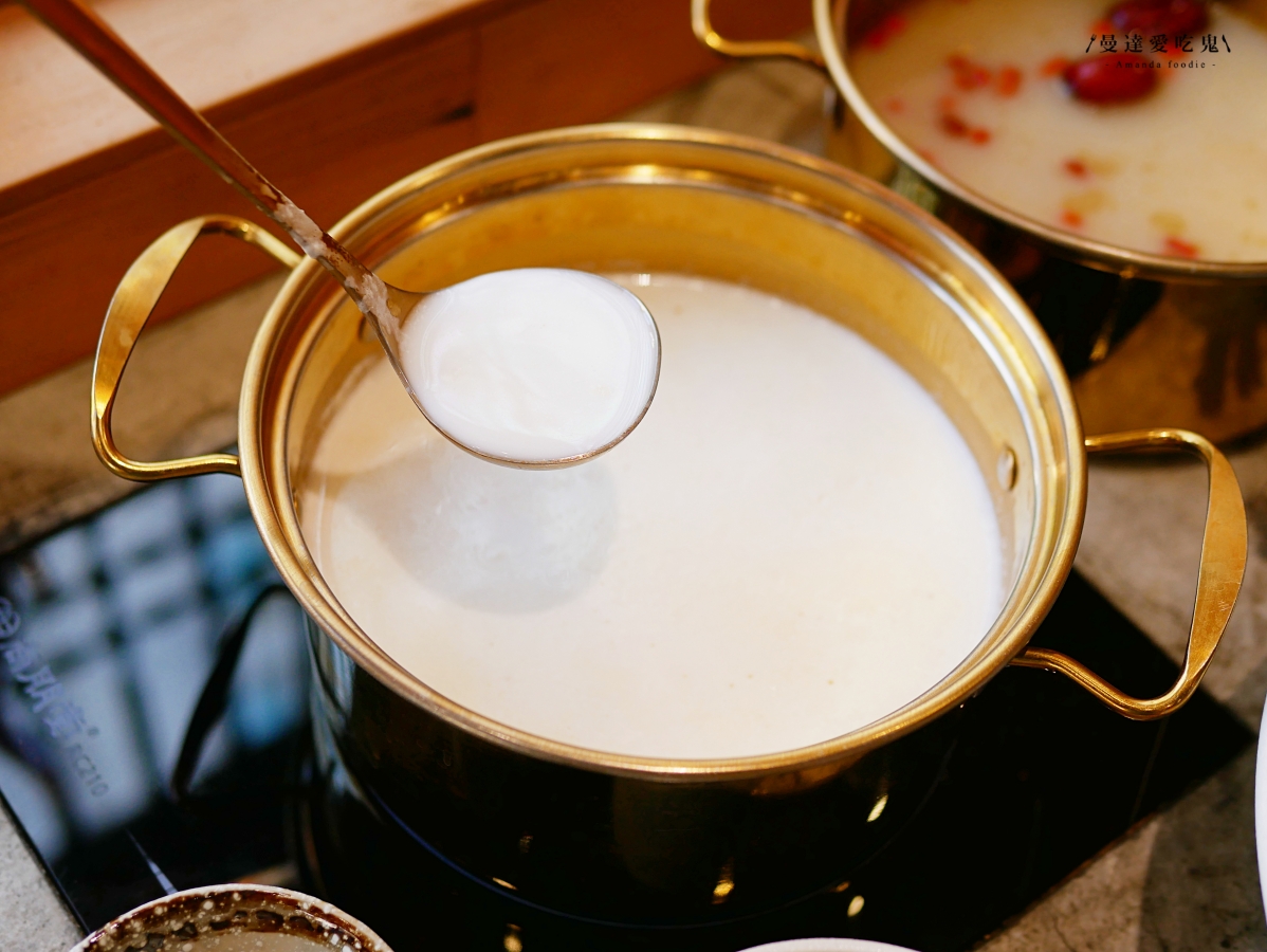 嘉義火鍋推薦|挑戰視覺與味蕾極限「馨月鍋物」100%鮮乳湯底、15盎司魔王肉盤,CP值爆表的海陸饗宴!嘉義聚餐推薦|嘉義宵夜推薦 - 第24張圖