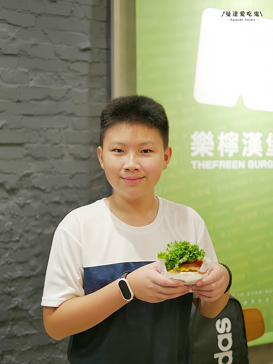 在地品牌、美式氛圍「樂檸漢堡苓雅五福門市」嘉義起家紅遍全台的人氣早午餐店,必點手打牛堡吃起來!苓雅區美食推薦|高雄漢堡推薦 - 第8張圖