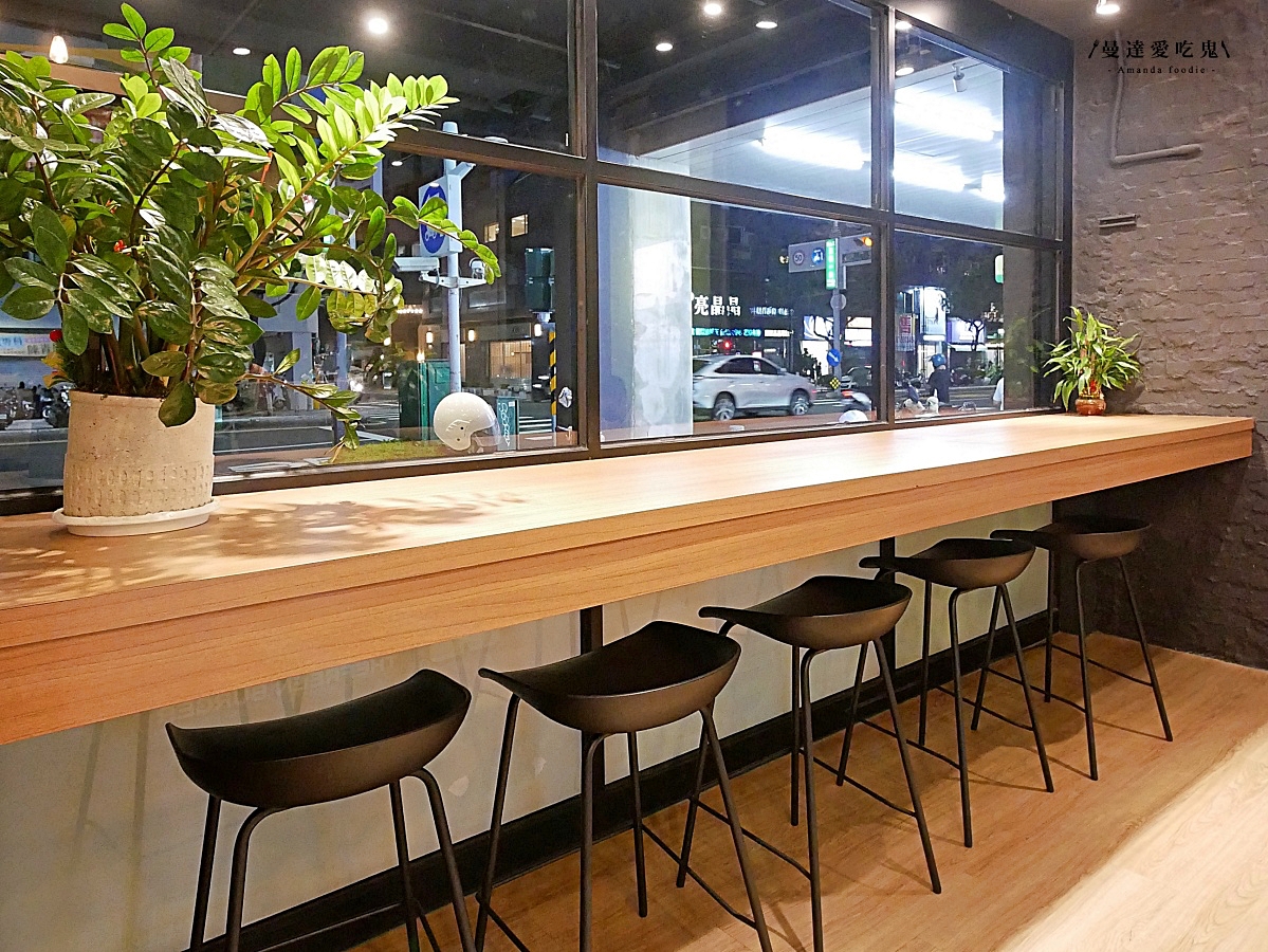 在地品牌、美式氛圍「樂檸漢堡苓雅五福門市」嘉義起家紅遍全台的人氣早午餐店,必點手打牛堡吃起來!苓雅區美食推薦|高雄漢堡推薦 - 第4張圖