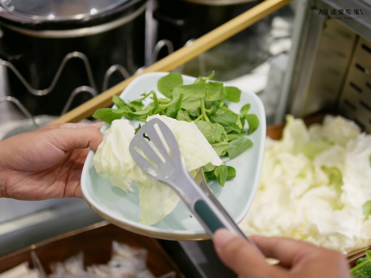 鳳山聚餐推薦|軟嫩和牛、澎湃海鮮鍋物一次滿足「伊根鍋屋文中店」自助吧蔬菜、飲料、冰品暢享!鳳山火鍋推薦|高雄美食推薦 - 第11張圖