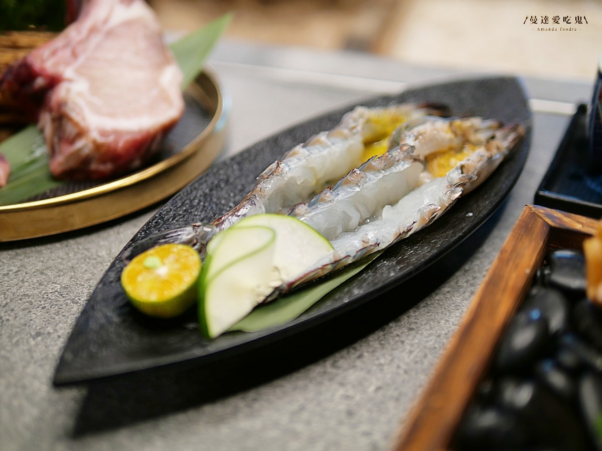 每一口都值得被好好款待，專人桌邊代烤的細節美學「明燒肉 文自旗艦店」主打熟成肉品和活體海鮮的高質感左營燒肉！左營美食推薦｜高雄燒肉推薦