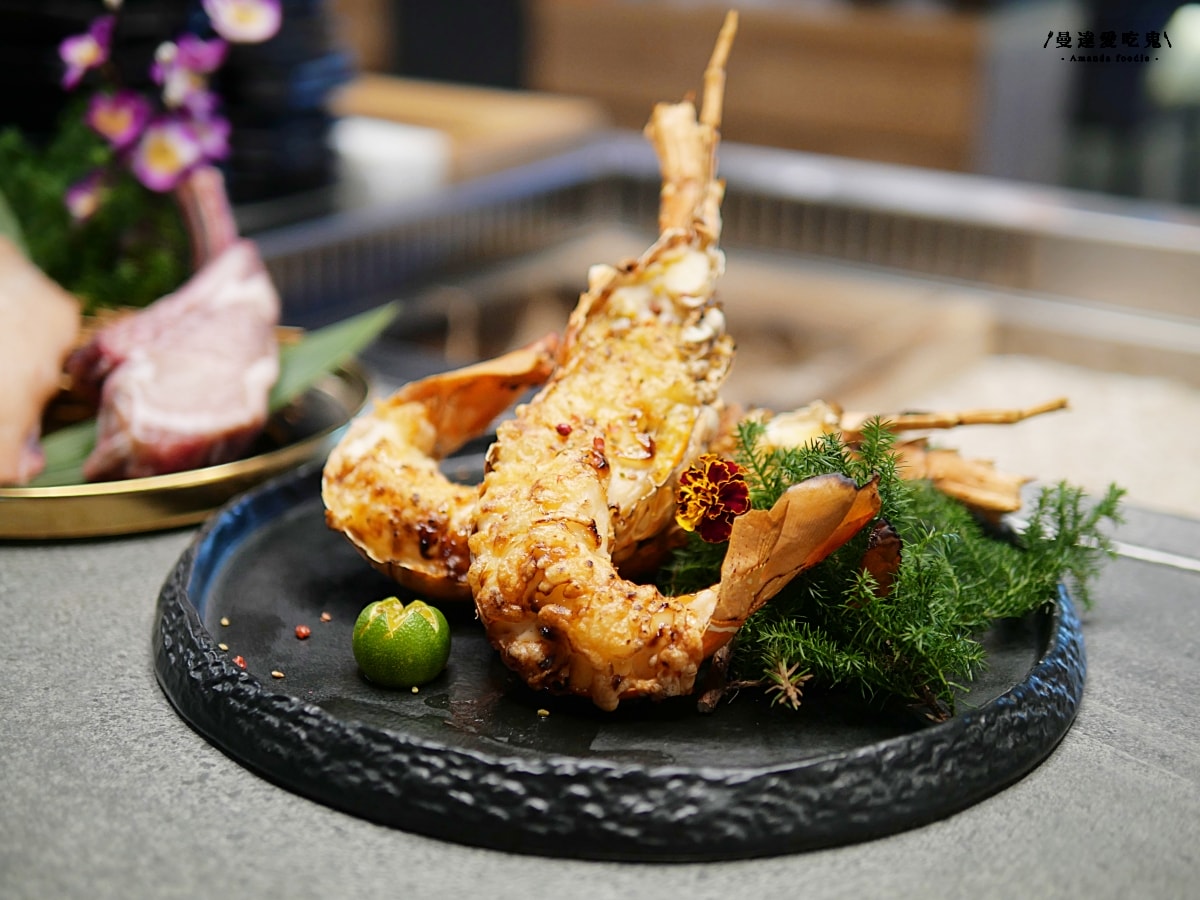 每一口都值得被好好款待，專人桌邊代烤的細節美學「明燒肉 文自旗艦店」主打熟成肉品和活體海鮮的高質感左營燒肉！左營美食推薦｜高雄燒肉推薦