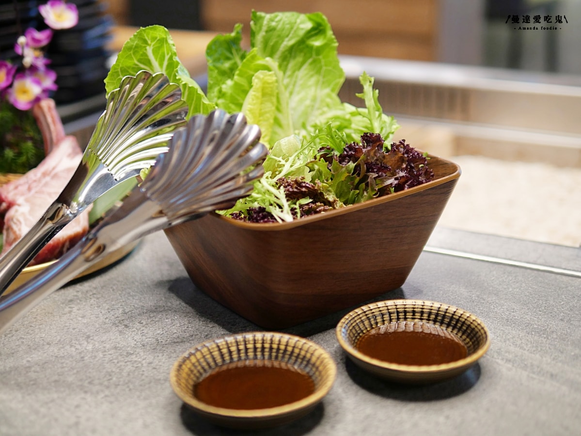 每一口都值得被好好款待，專人桌邊代烤的細節美學「明燒肉 文自旗艦店」主打熟成肉品和活體海鮮的高質感左營燒肉！左營美食推薦｜高雄燒肉推薦