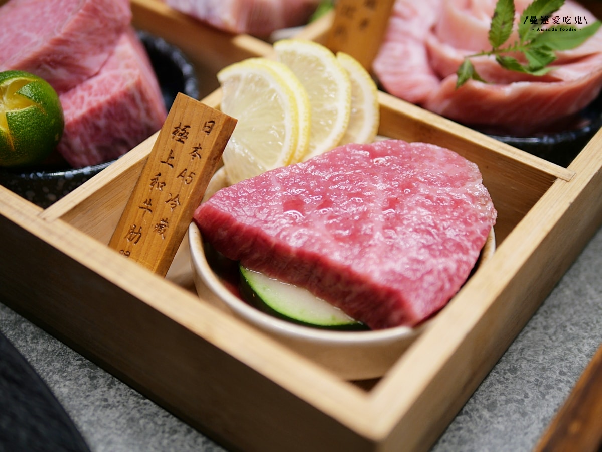 每一口都值得被好好款待，專人桌邊代烤的細節美學「明燒肉 文自旗艦店」主打熟成肉品和活體海鮮的高質感左營燒肉！左營美食推薦｜高雄燒肉推薦