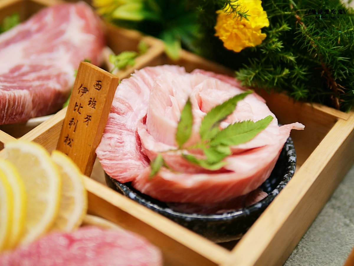 每一口都值得被好好款待，專人桌邊代烤的細節美學「明燒肉 文自旗艦店」主打熟成肉品和活體海鮮的高質感左營燒肉！左營美食推薦｜高雄燒肉推薦