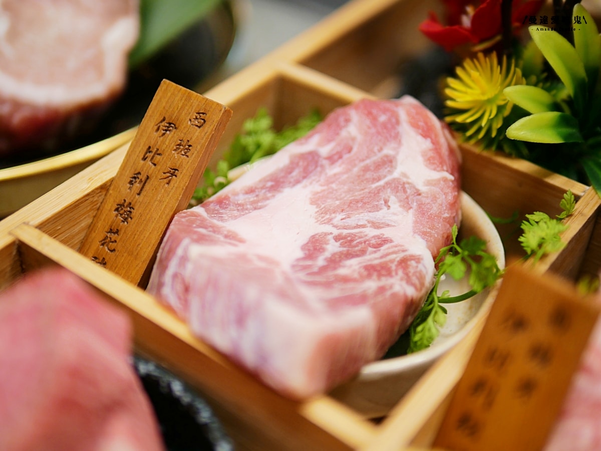 每一口都值得被好好款待，專人桌邊代烤的細節美學「明燒肉 文自旗艦店」主打熟成肉品和活體海鮮的高質感左營燒肉！左營美食推薦｜高雄燒肉推薦