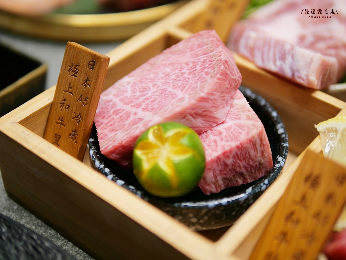 每一口都值得被好好款待，專人桌邊代烤的細節美學「明燒肉 文自旗艦店」主打熟成肉品和活體海鮮的高質感左營燒肉！左營美食推薦｜高雄燒肉推薦