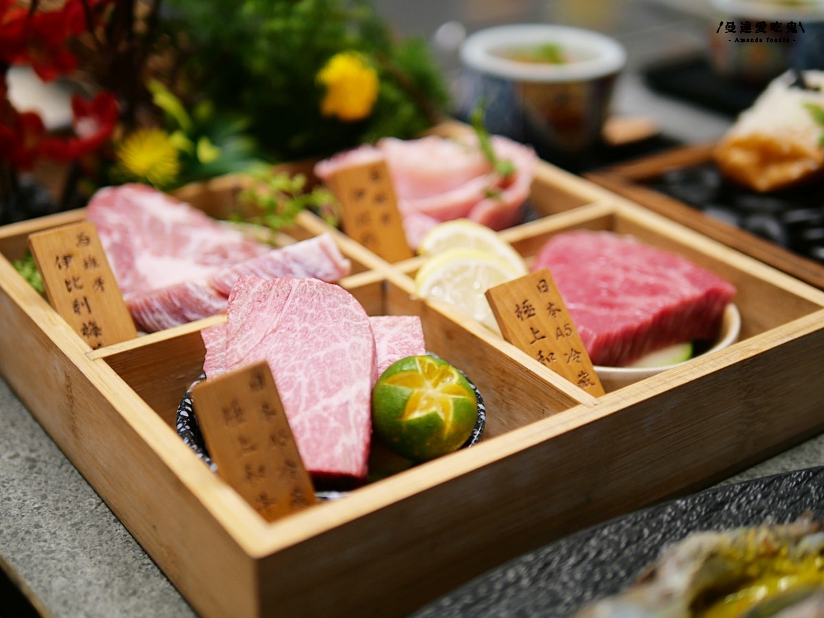 每一口都值得被好好款待，專人桌邊代烤的細節美學「明燒肉 文自旗艦店」主打熟成肉品和活體海鮮的高質感左營燒肉！左營美食推薦｜高雄燒肉推薦