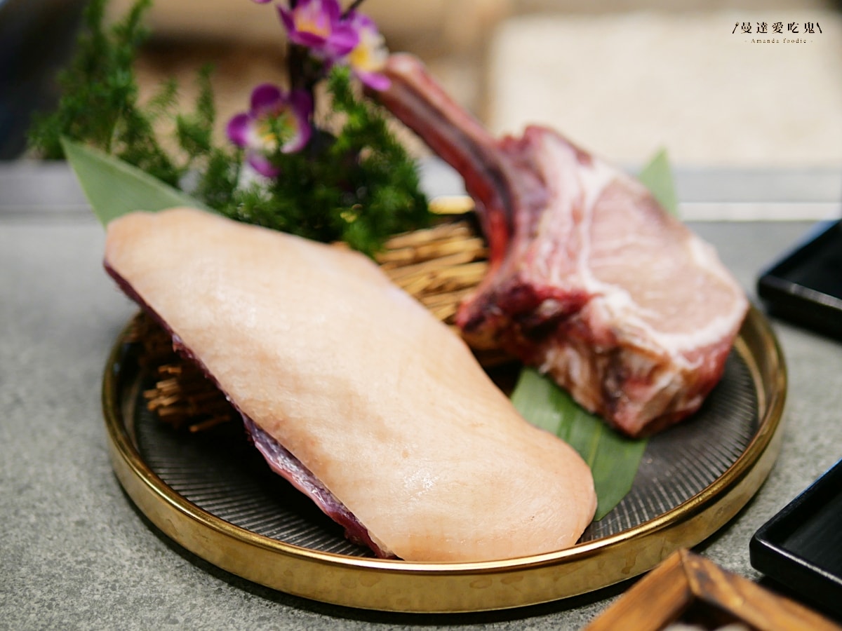 每一口都值得被好好款待，專人桌邊代烤的細節美學「明燒肉 文自旗艦店」主打熟成肉品和活體海鮮的高質感左營燒肉！左營美食推薦｜高雄燒肉推薦